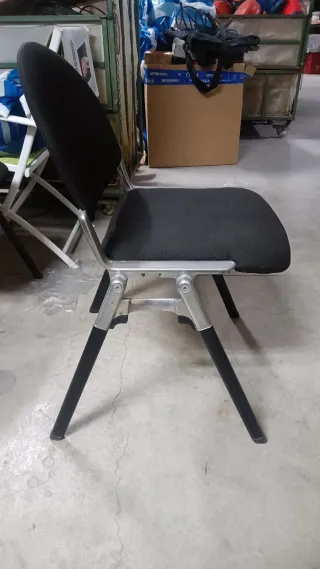 Sillas de oficina negras y plateadas