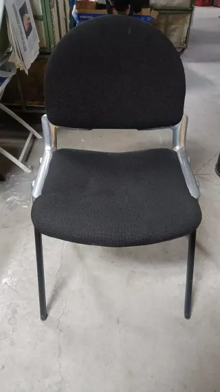 Sillas de oficina negras y plateadas