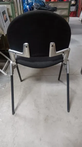 Sillas de oficina negras y plateadas