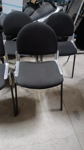 Sillas de oficina negras y plateadas