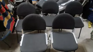 Sillas de oficina negras y plateadas