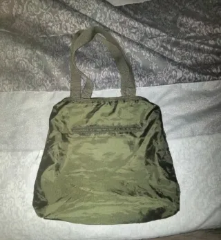 Bolso estilo militar con parches