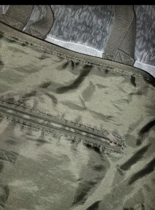 Bolso estilo militar con parches