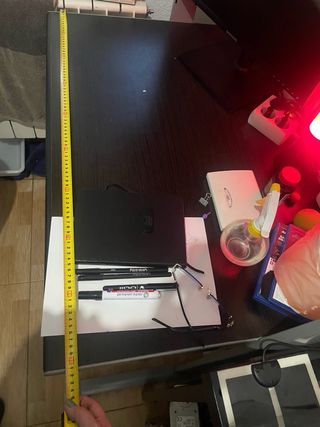 Mesa de estudio negra y gris