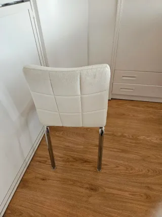 Sillas de comedor/cocina  blancas acolchada.20e