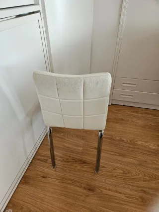 Sillas de comedor/cocina  blancas acolchada.20e