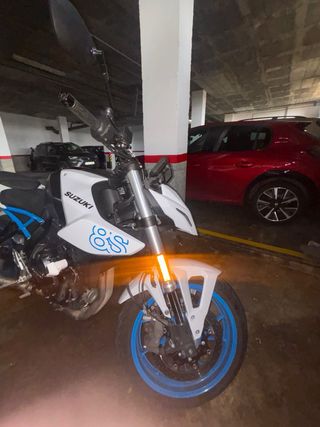 Suzuki GSX-8S Azúl Negra y Blanca