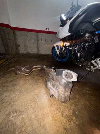 Suzuki GSX-8S Azúl Negra y Blanca