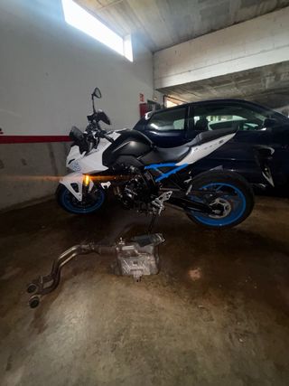 Suzuki GSX-8S Azúl Negra y Blanca