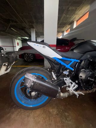 Suzuki GSX-8S Azúl Negra y Blanca