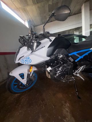 Suzuki GSX-8S Azúl Negra y Blanca