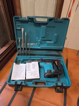 Taladro percutor Makita con maletín