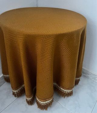 Falda de mesa marrón con flecos