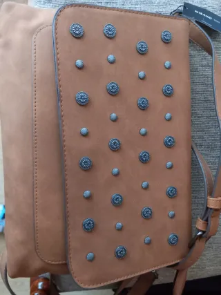 Bolso Misako marrón con tachuelas