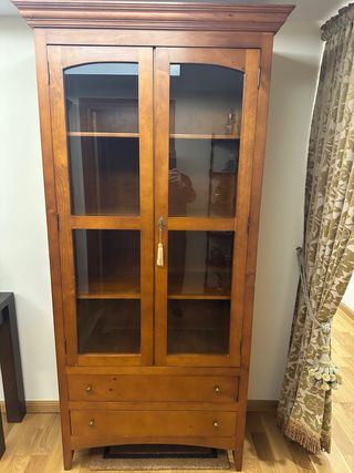 Vitrina madera color cerezo con puertas de cristal