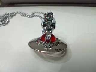 Collar Vivienne Westwood plateado con Orbe rojo