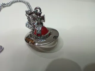 Collar Vivienne Westwood plateado con Orbe rojo