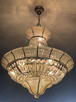 Lámpara de araña de cristal y metal