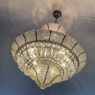 Lámpara de araña de cristal y metal