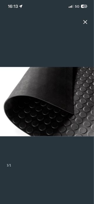 Suelo de caucho con topos