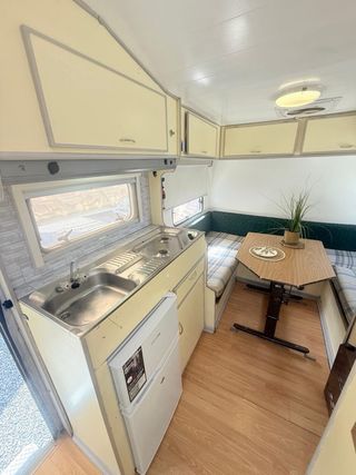 Autocaravana Vintage con Toldo