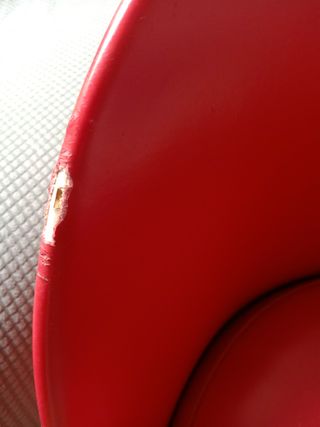 Butaca descalzadora roja piel sintética