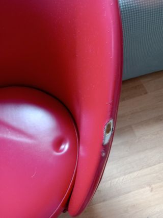 Butaca descalzadora roja piel sintética