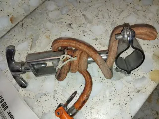 Pieza de laboratorio de metal antigua Medicina