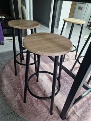 Mesa alta con 4 taburetes