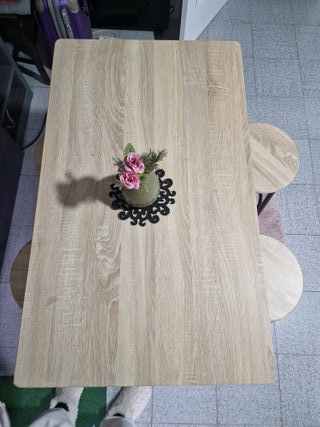 Mesa alta con 4 taburetes