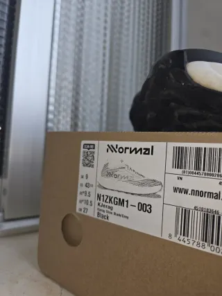 Zapatilla trail Nnormal Kjerag 1 negra/gris