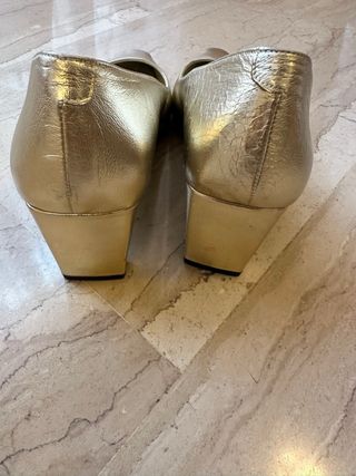 Zapatos de tacón dorados Jorge Juan