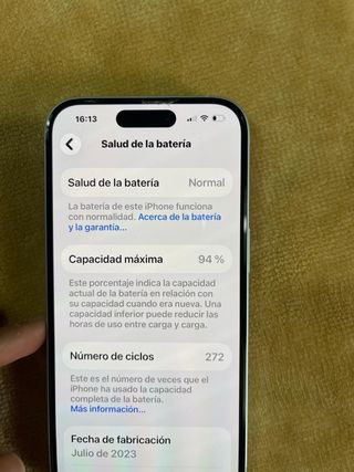 iPhone 15 con funda MagSafe