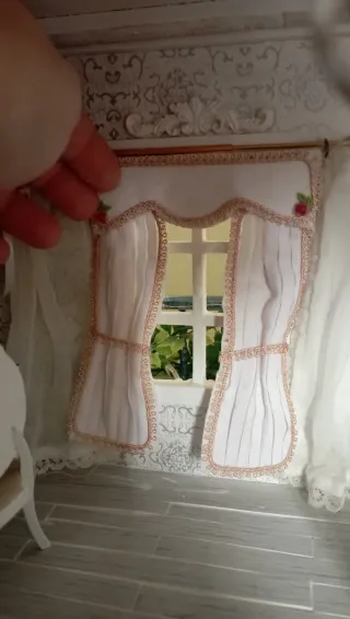 Tenda Dollhouse 1:12 con Rose e Pizzo Beige