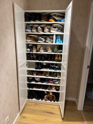 Armario blanco con tiradores dorados