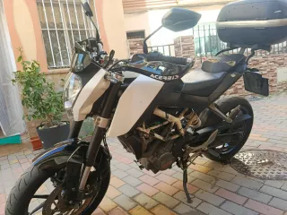 KTM Duke 125 ABS Blanca y Negra