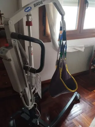 Grúa ortopédica sin uso.