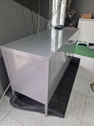 Mueble metálico gris oscuro