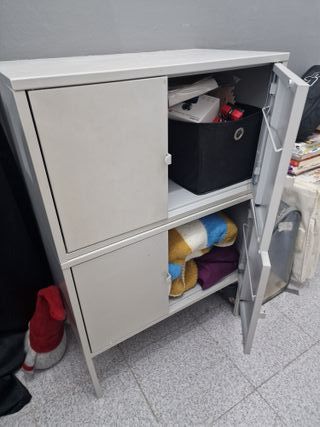 Mueble metálico gris oscuro