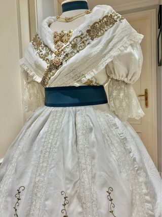 Traje de Fallera niña con tejido blanco muy bonito