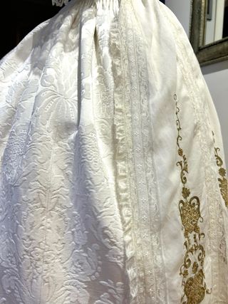 Traje de Fallera niña con tejido blanco muy bonito