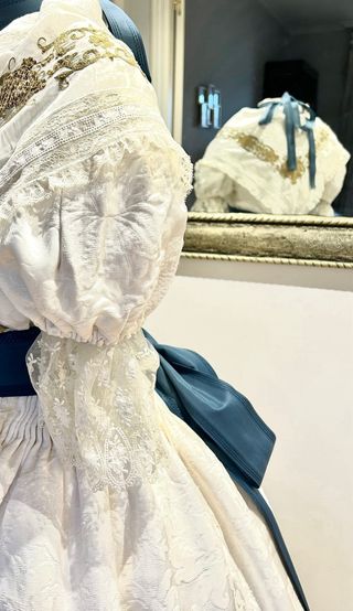 Traje de Fallera niña con tejido blanco muy bonito