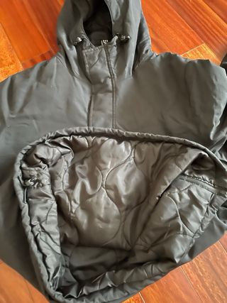 Chamarra Negra con Capucha