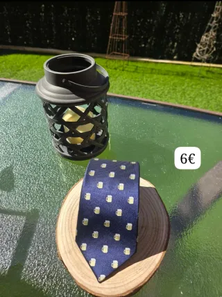 Corbata azul con jarras de cerveza