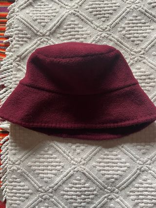 Conjunto bufanda, gorro y guantes color burdeos