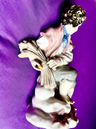 Porcelana policromada con sello en la base"