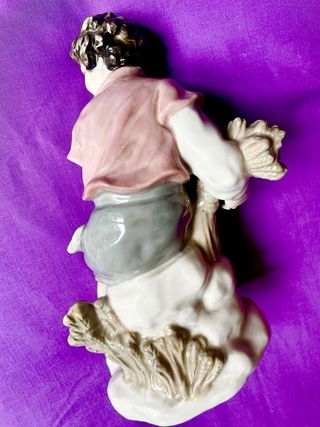 Porcelana policromada con sello en la base"