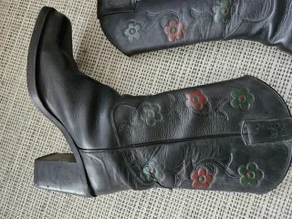 Stivali neri con fiori