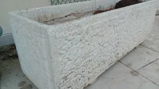 Jardinera de piedra blanca