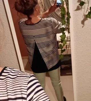 Camiseta rayas azul y blanca con diseño en espalda